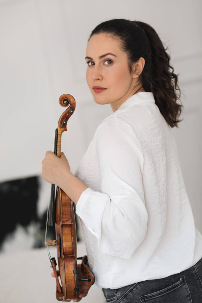 Lelie Cristea mit Violine